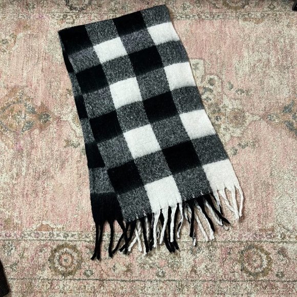 Steve Madden White Gray Black Plaid Poly Large Thick Scarf - Picture 2 of 5